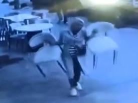 İki sandalyeyi çaldı, gerisi kaldı!