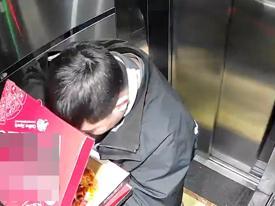 Pizzayı yiyen kurye asansöre işedi