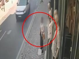 Vitrin soyup hırka için geri döndü