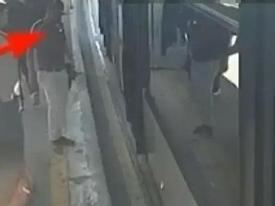 Metrobüste telefon hırsızlığı kamerada!
