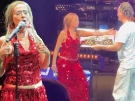 Yıldız Tilbe'den sahnede doğum günü çıkışı