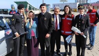 Jandarmadan kadın sürücülere çiçek