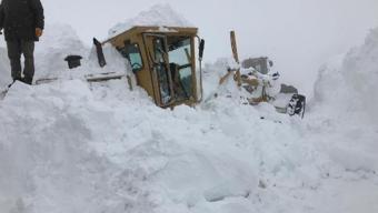 Çığ altında kalan iş makinesinin operatörü kurtarıldı