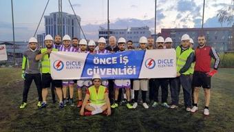Farkındalık için sahaya baretle çıktılar