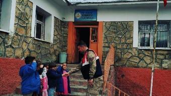 Bahçesaray'da jandarmadan öğrencilere kırtasiye ve giyim malzemesi