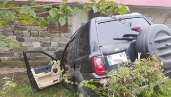 Şarampolde devrilen cip, evin duvarına çarptı: 1 ölü, 4 yaralı