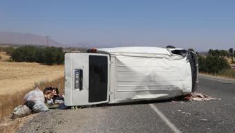 Lice'de minibüs devrildi: 7 yaralı