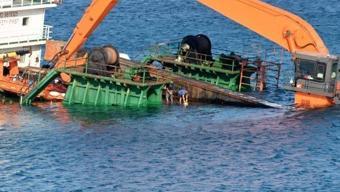 Bozcaada'da yarısı batık gemi, oturduğu karada duruyor