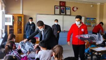Gürpınar'da Kızılay ve kaymakamlık öğrencilere kırtasiye yardımında bulundu