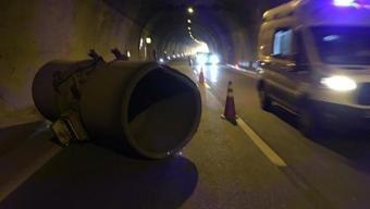 Trabzon'da aşırı yüklü TIR, tünelde havalandırma fanına çarptı