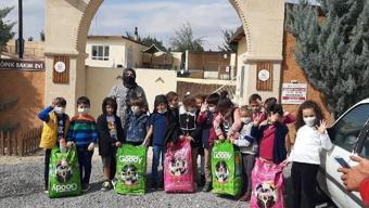 Öğrencilerden hayvan bakım evine ziyaret