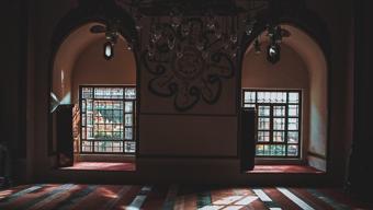Kureyş Suresi Anlamı, Meali ve Diyanet Tefsiri (Liilafi Kureyş Suresinin Türkçe ve Arapça Okunuşu)
