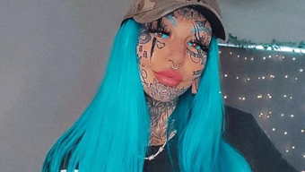 Göz akı dövmesi yaptıran kadının gözyaşları mavi aktı