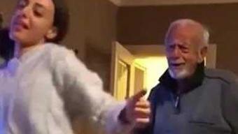 84 yaşındaki dedesiyle böyle dans etti