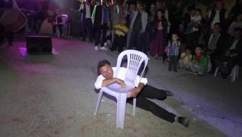 Sandalye ile güreş tutan davulcu ilgi odağı oldu