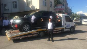Süslediği aracı arıza yapınca gelini almaya böyle gitti