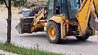 3 tekerlek üzerinde ilerleyen kepçeyi görenler gözlerine inanamadı