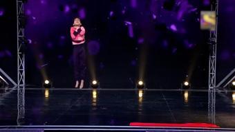 İllüzyon ve dansı birleştiren çocuğun şovu izleyenleri büyüledi