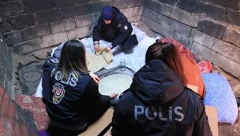 Van'da 58 mahallede kadınlar tandırları depremzedeler için yaktı