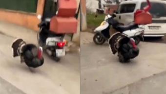 Motosikletine binmek isteyen kuryeye hindi izin vermedi