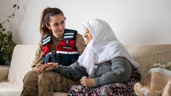 Kadın komutanlar, yaşlı çifti ziyaret etti