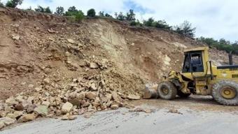Tokat'ta köy yolunda toprak kayması yaşandı