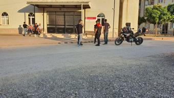 Telefonda tartıştığı arkadaşını cami önünde vurdu