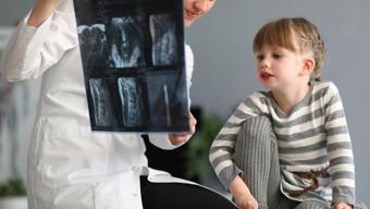 "Skolyoz en çok ergenlik döneminde ortaya çıkıyor"