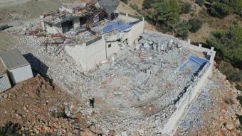 Kaş'ta kaçak yapıların yıkımı sürüyor