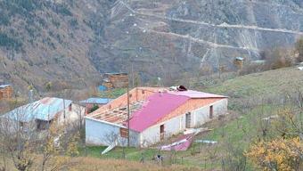 Gümüşhane’de etkili fırtınada 16 evin çatısı uçtu
