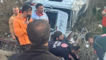 Yolcu minibüsü uçuruma yuvarlandı: 7 yaralı