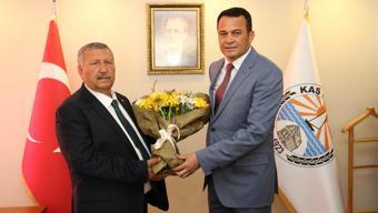 Kaş'ta göreve başlayan başkan, eve dönerken kaza geçirdi
