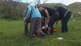 Van'da pancar otu toplarken kayalıklardan düşen kadını itfaiye kurtardı