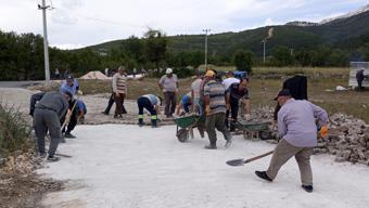 TIR şoförleri imece usulü yolu düzeltti