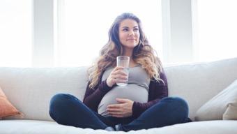 Hamile kadınlar günde 12-15 bardak su içmeli!