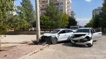 Diyarbakır’da otomobiller kafa kafaya çarpıştı: 3 yaralı