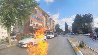 Motosiklet seyir halindeyken alev aldı; o anlar kask kamerasında