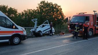 Çanakkale'de hafif ticari araç, köprü bariyerlerine çarptı: 1 ölü, 1 yaralı