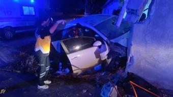 Aksaray’da kontrolden çıkan otomobil duvara çarptı: 1’i ağır, 2 yaralı