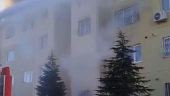 Apartman dairesinde yangında 2 kişi dumandan etkilendi