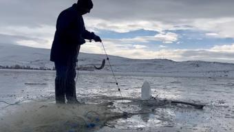 Eskimo usulü göle atılan ağlar bereketle çekildi