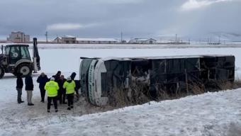 Kars'ta yolcu otobüsü, şarampole yuvarlandı: 23 yaralı
