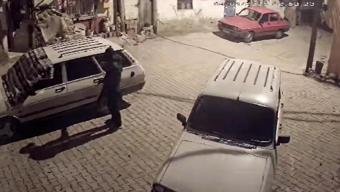 4 dakikada otomobilin ses sistemini çaldı