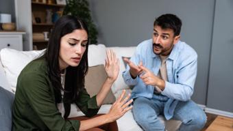 Göz ardı edilen en büyük red flag'ler! İlişki içerisinde bu işaretleri görürseniz hemen kaçın!