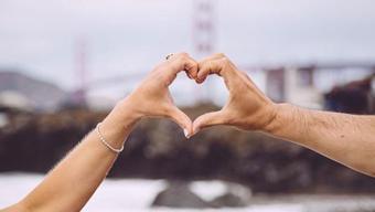 Mesafe ilişkilerini yok eden 5 davranış! Resmen aşkı bitiriyor, çiftleri birbirine düşman ediyor