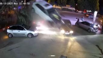 Kontrolden çıkan araç oto yıkamacıya uçtu: Kaza anı güvenlik kamerasına yansıdı