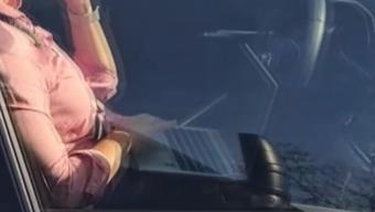 Beykoz’da akıl almaz görüntü! Kadın sürücü dizüstü bilgisayarla araç kullandı