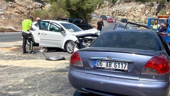 Otomobiller çarpıştı: 8 yaralı