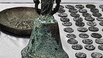 Kars'ta Meryem Ana figürlü çan ile çok sayıda tarihi eser ele geçirildi