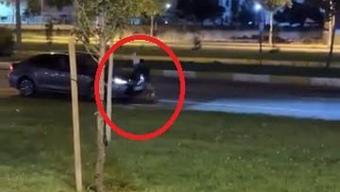 Alkollü kadın, trafikteki araçların önünü kesip, sürücülere tekme attı